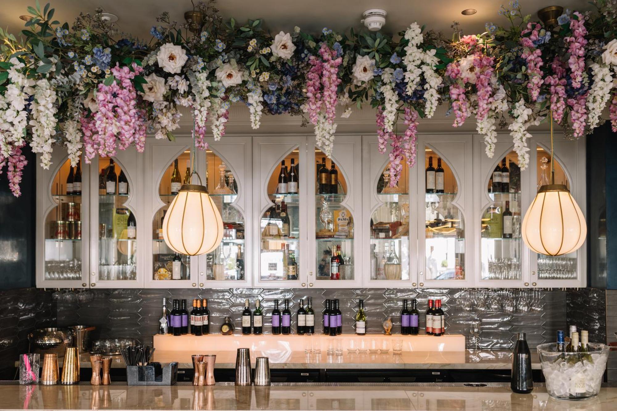 100 Queen'S Gate Hotel London, Curio Collection By Hilton Exteriér fotografie The bar at the Ivy Temple Row