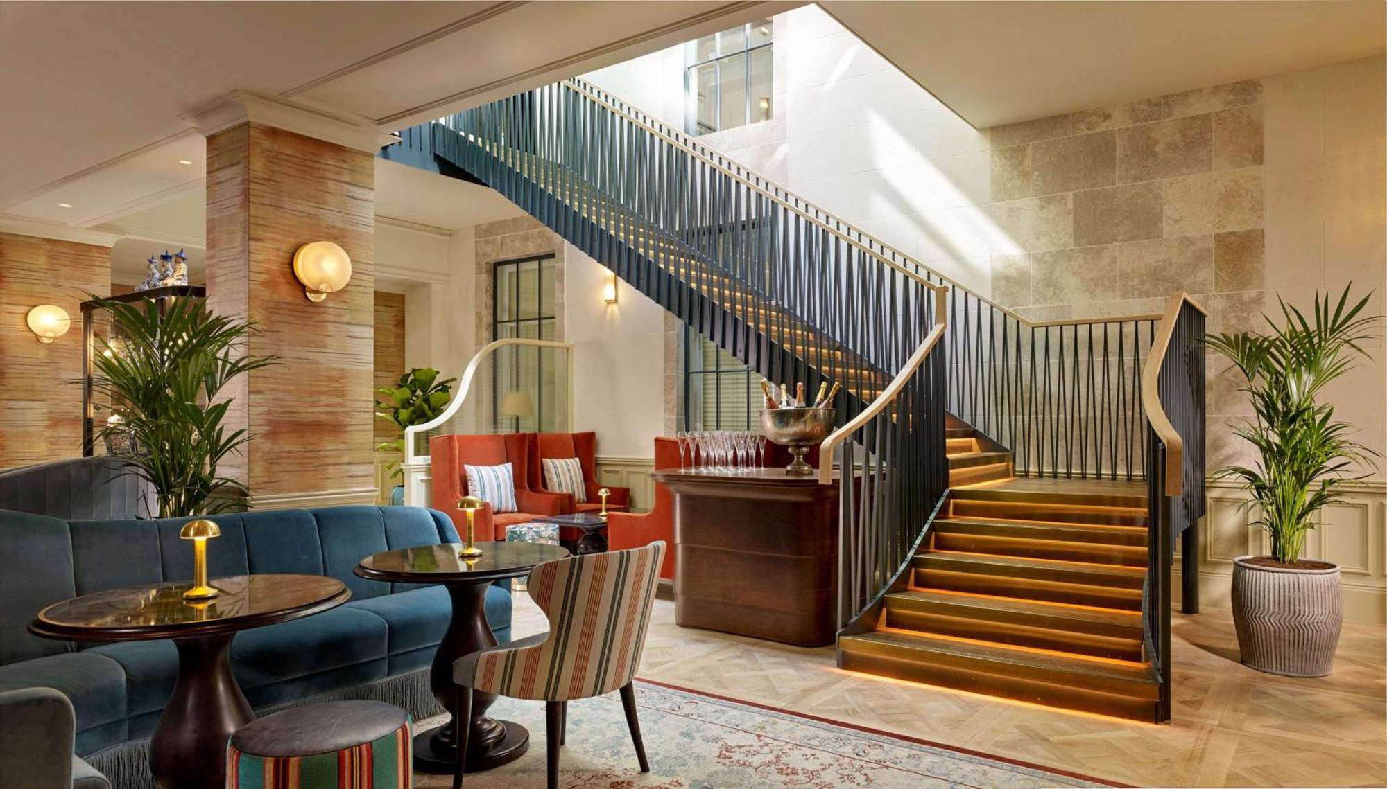 100 Queen'S Gate Hotel London, Curio Collection By Hilton Exteriér fotografie The staircase at the hotel