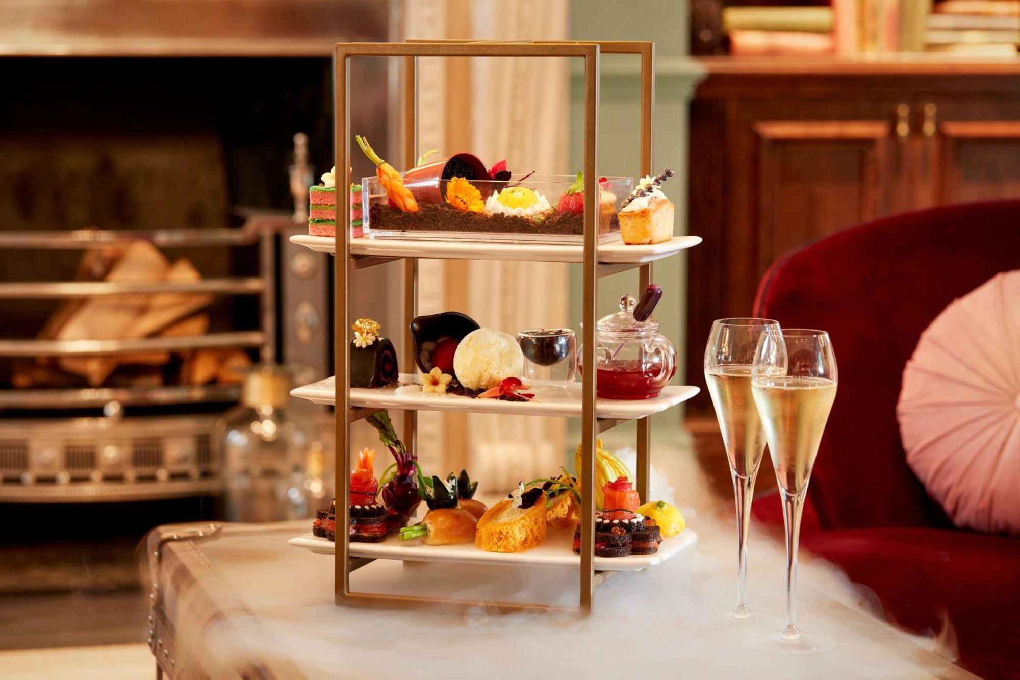 100 Queen'S Gate Hotel London, Curio Collection By Hilton Exteriér fotografie Afternoon tea at the Ritz
