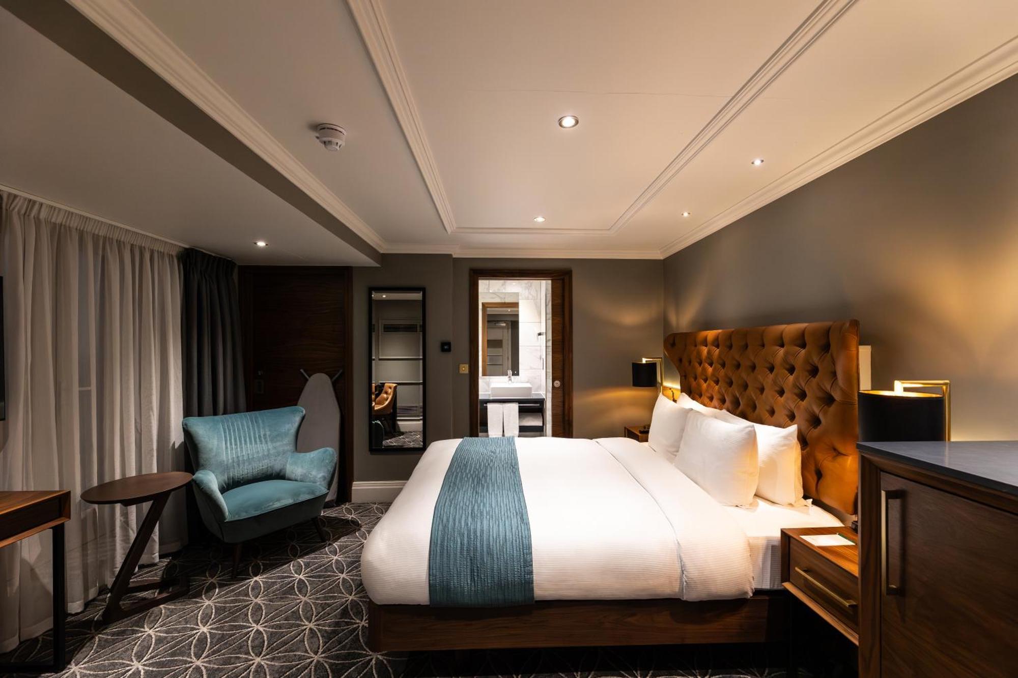 100 Queen'S Gate Hotel London, Curio Collection By Hilton Exteriér fotografie A bedroom on board
