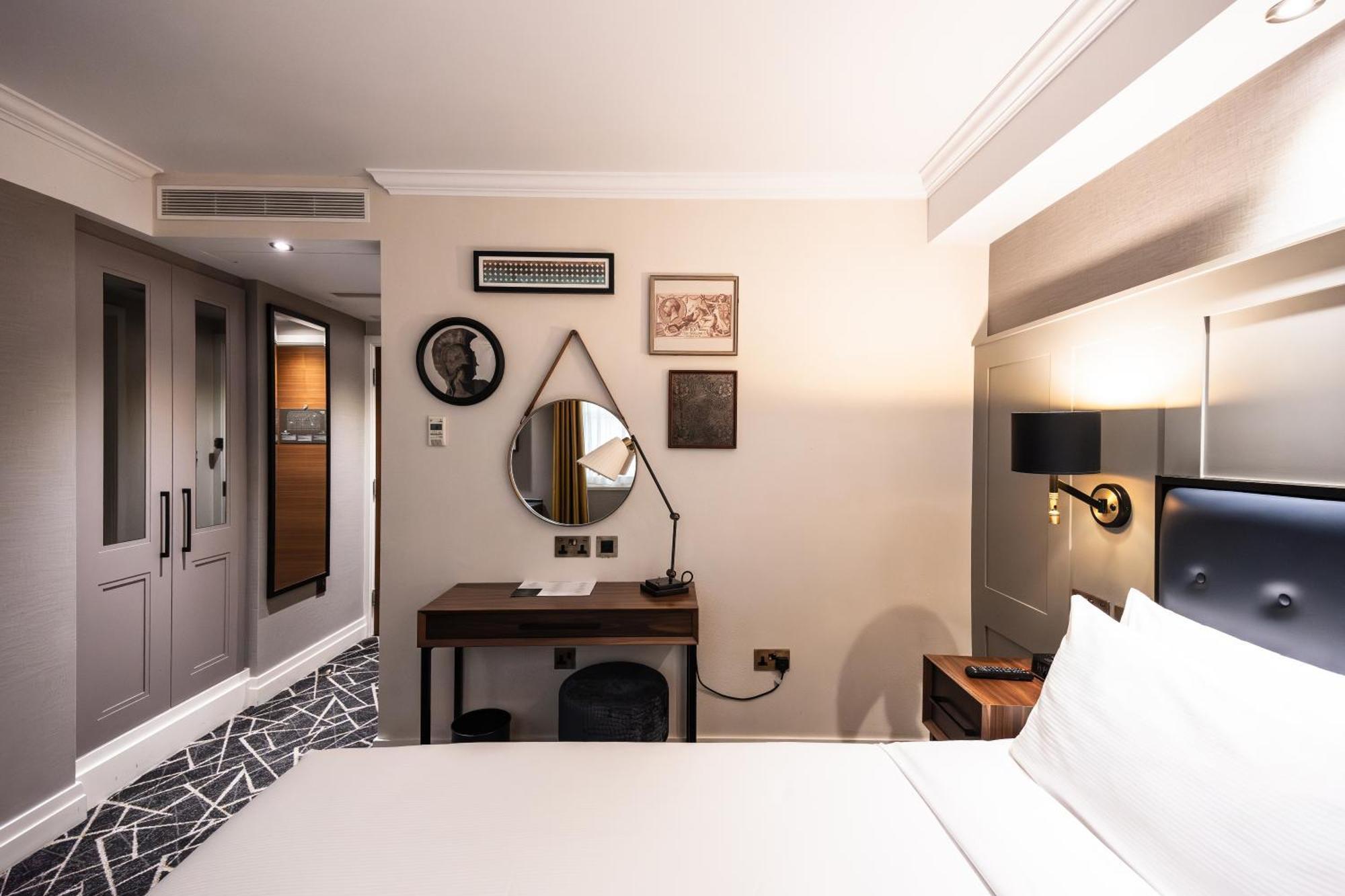 100 Queen'S Gate Hotel London, Curio Collection By Hilton Exteriér fotografie A bedroom at the hotel