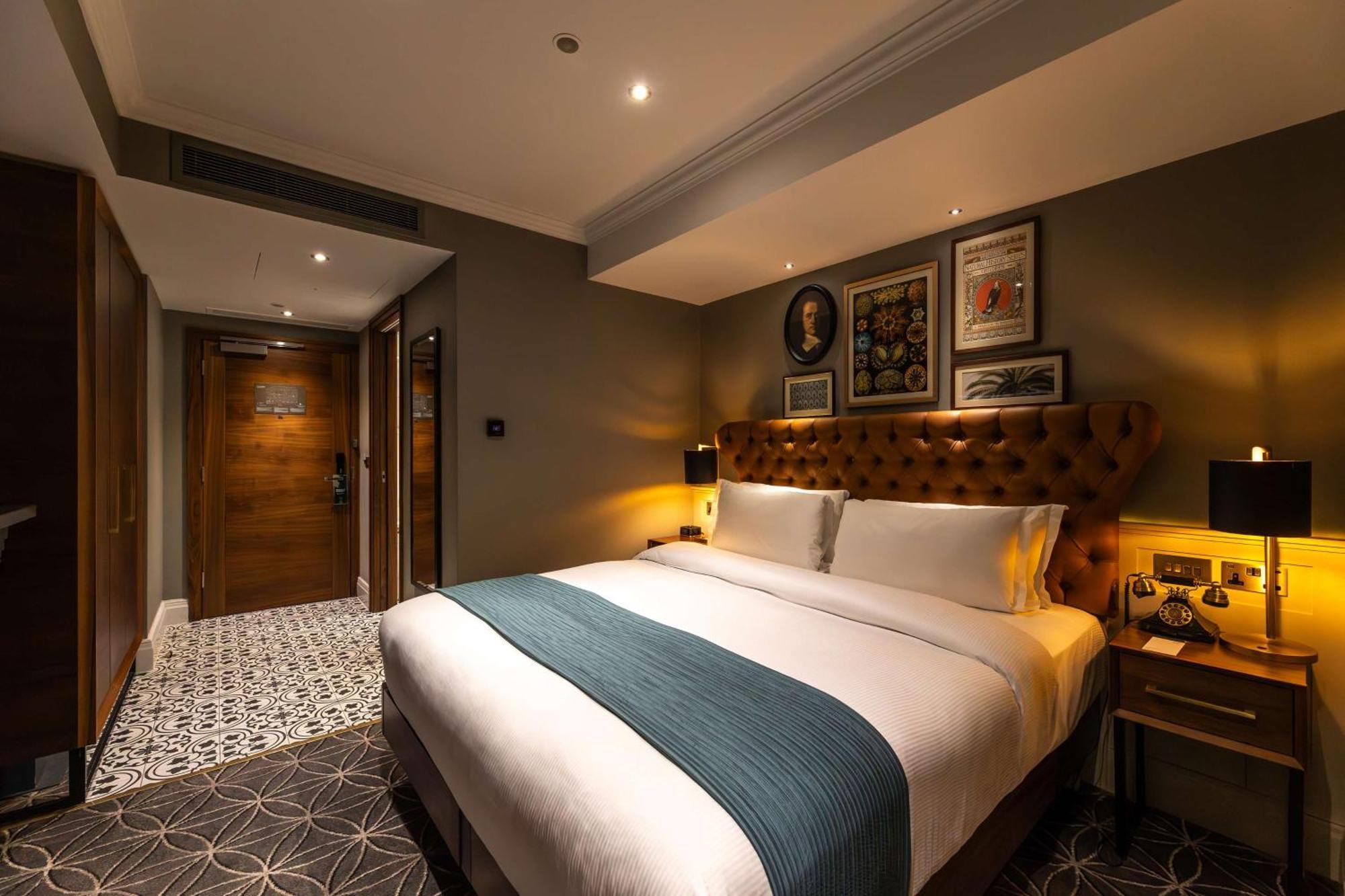 100 Queen'S Gate Hotel London, Curio Collection By Hilton Exteriér fotografie A bedroom at the hotel