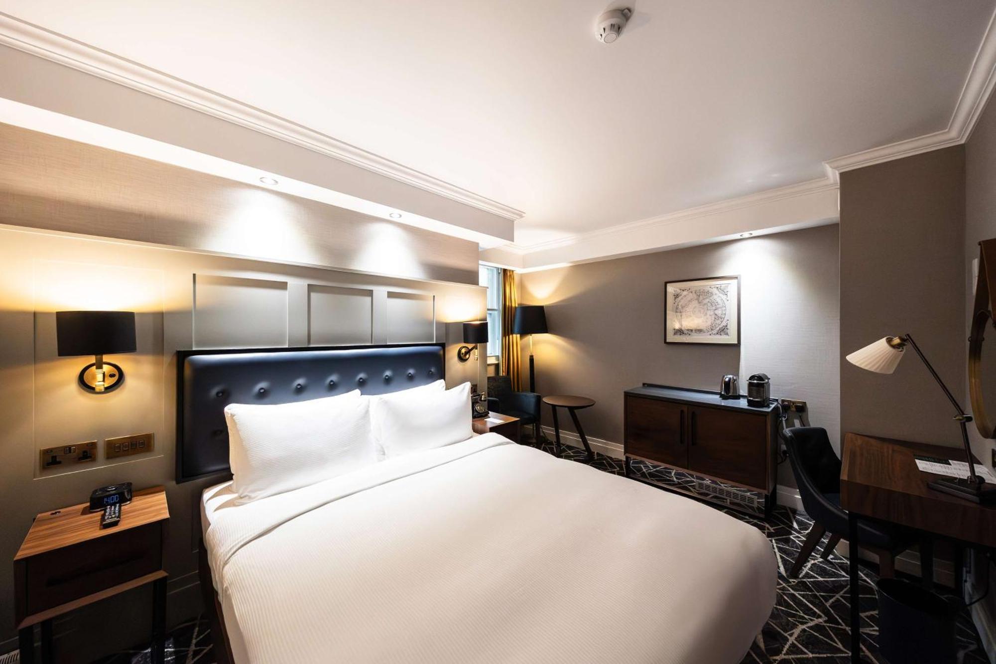 100 Queen'S Gate Hotel London, Curio Collection By Hilton Exteriér fotografie A room at the hotel