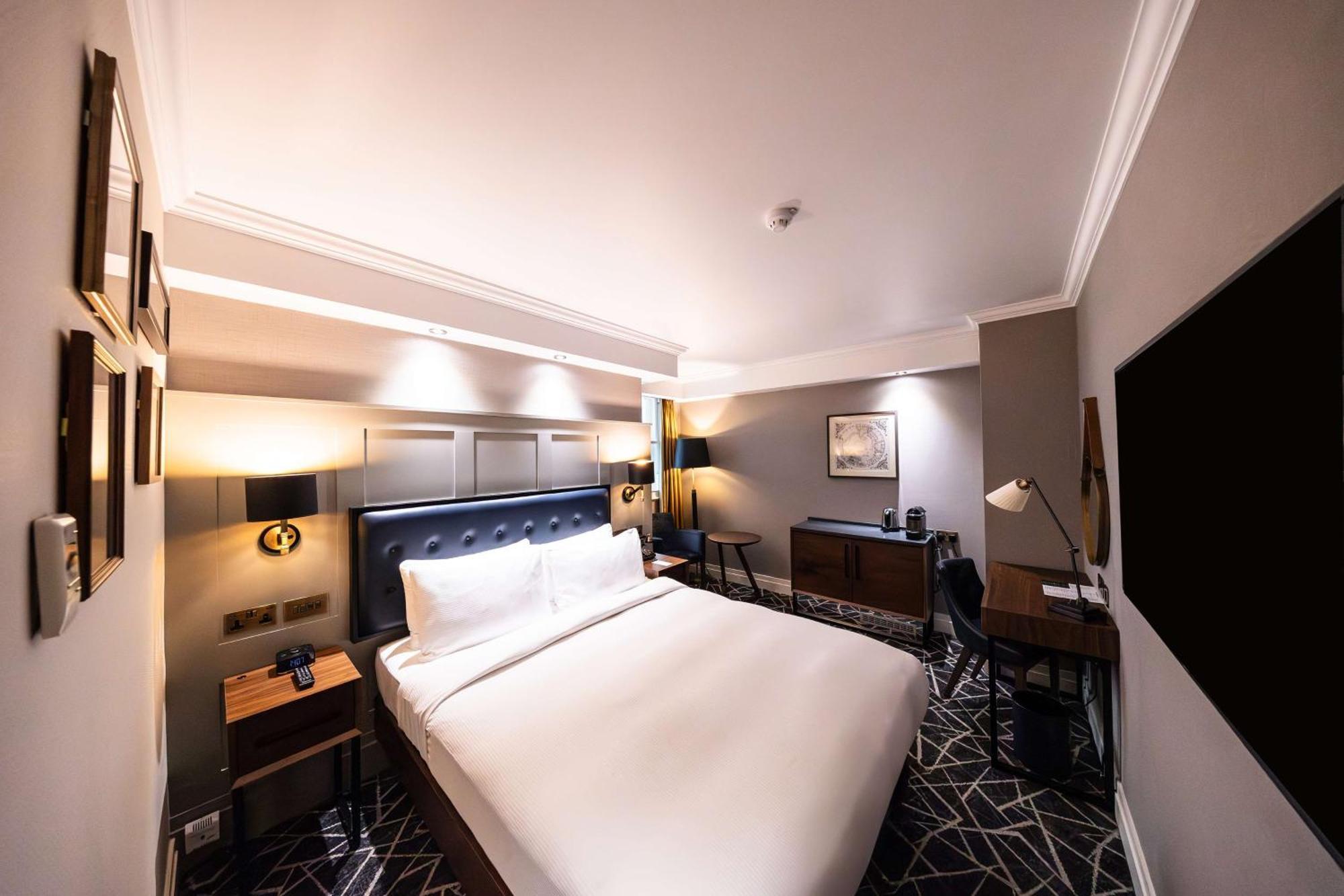 100 Queen'S Gate Hotel London, Curio Collection By Hilton Exteriér fotografie A bedroom at the hotel