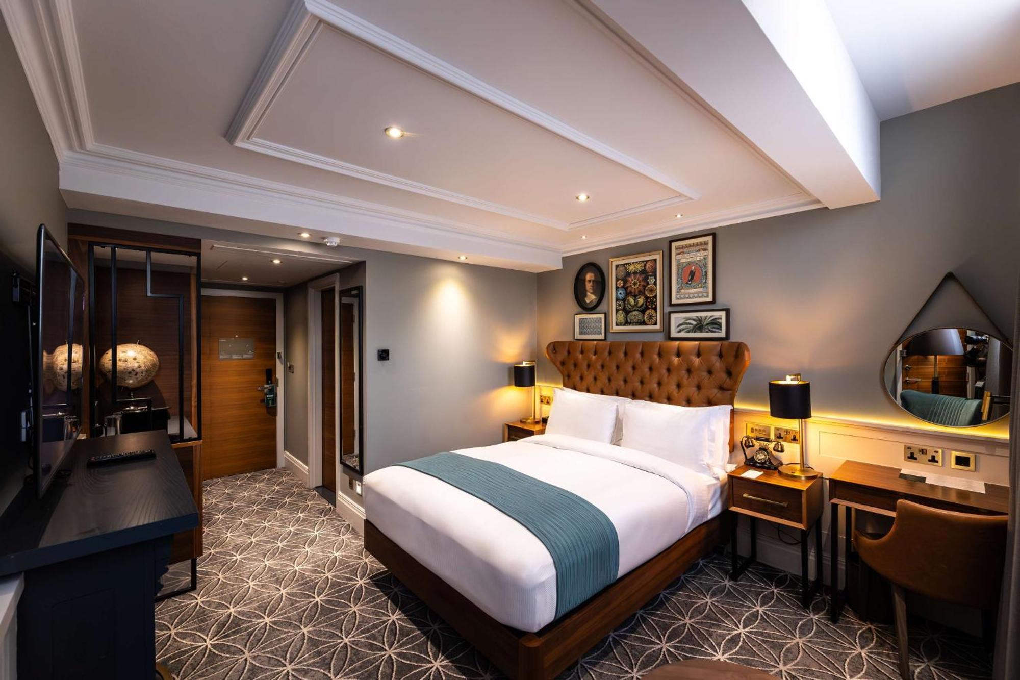 100 Queen'S Gate Hotel London, Curio Collection By Hilton Exteriér fotografie A bedroom at the hotel