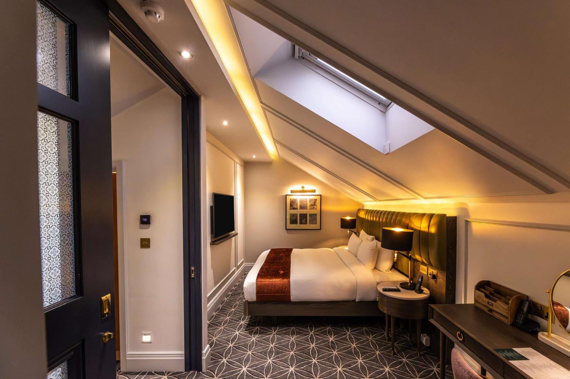 100 Queen'S Gate Hotel London, Curio Collection By Hilton Exteriér fotografie A room at the hotel