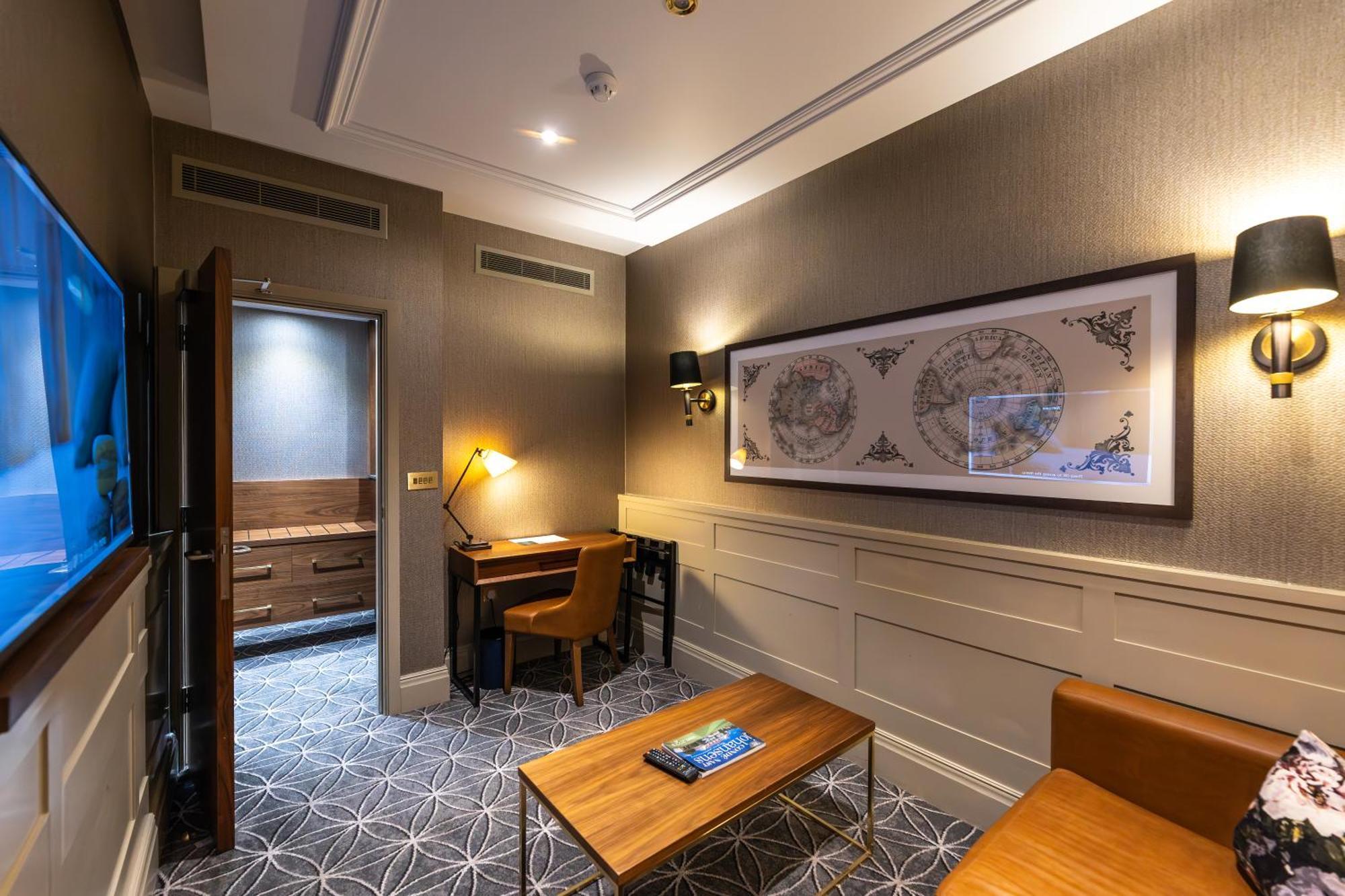 100 Queen'S Gate Hotel London, Curio Collection By Hilton Exteriér fotografie A suite at the hotel