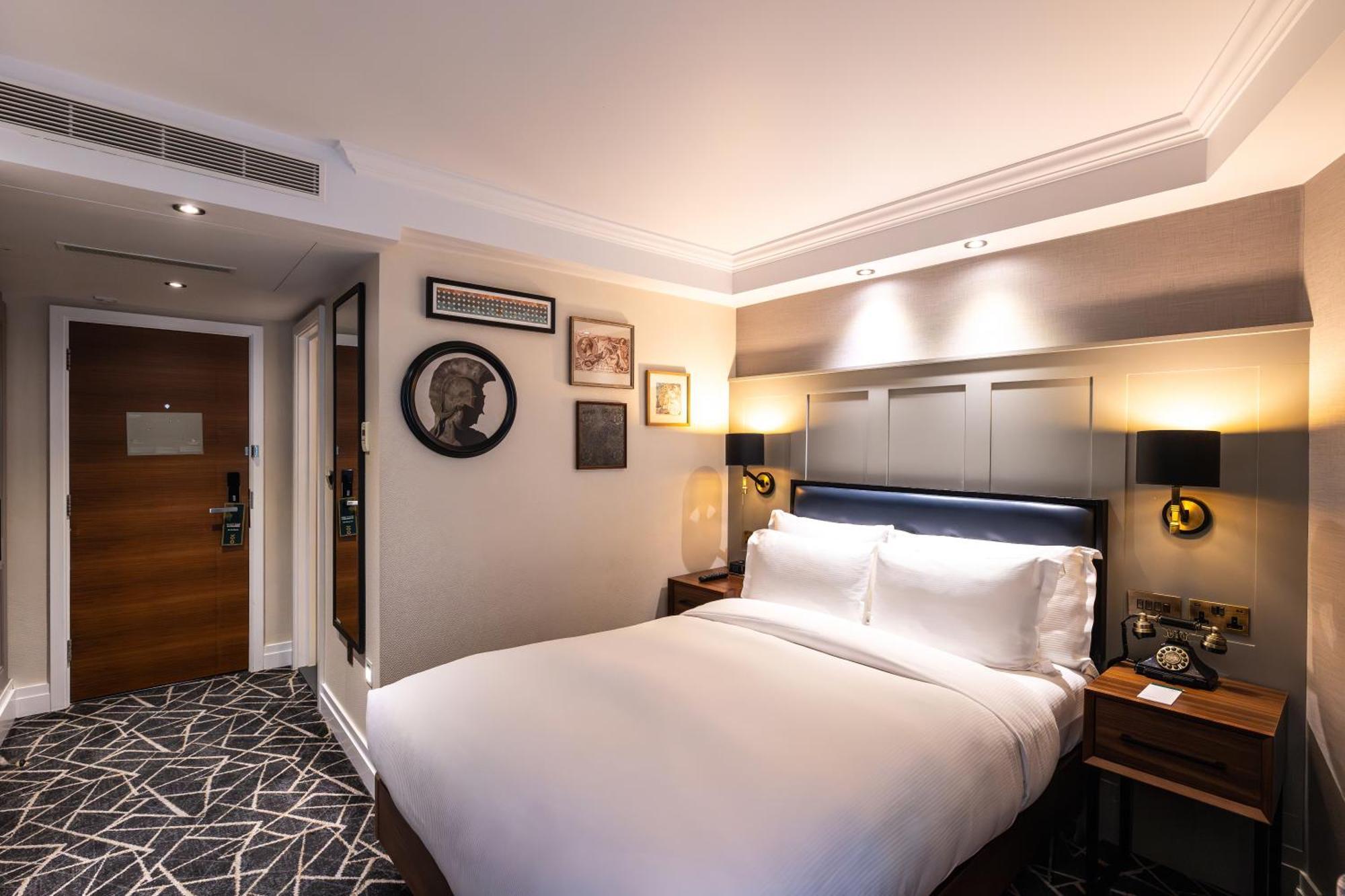 100 Queen'S Gate Hotel London, Curio Collection By Hilton Exteriér fotografie A bedroom at the hotel